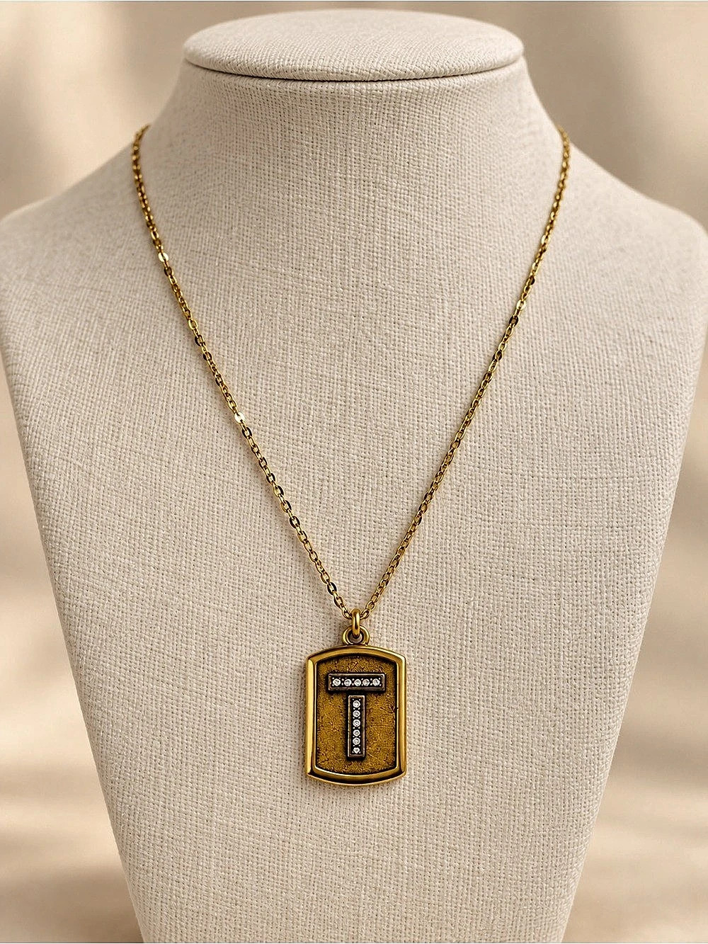 Gold-Tone Pendant Necklace Like New 307